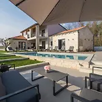 Harmony فيلة Radetići
